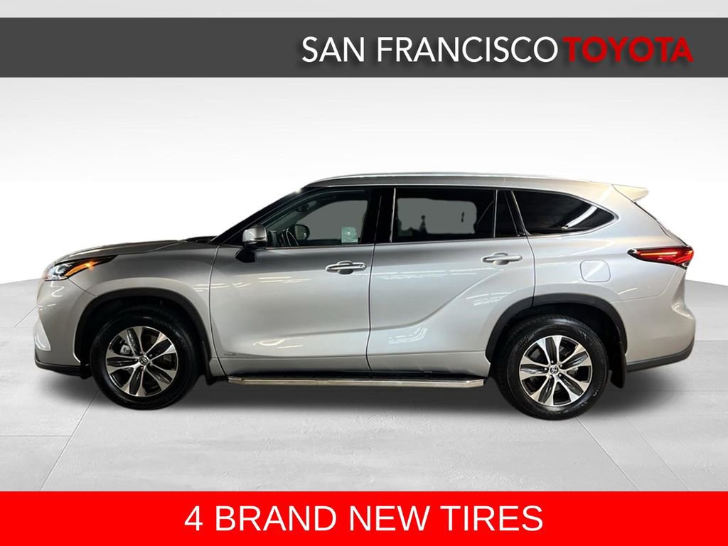 Used 2022 Toyota Highlander XLE AWD/4WD image 2