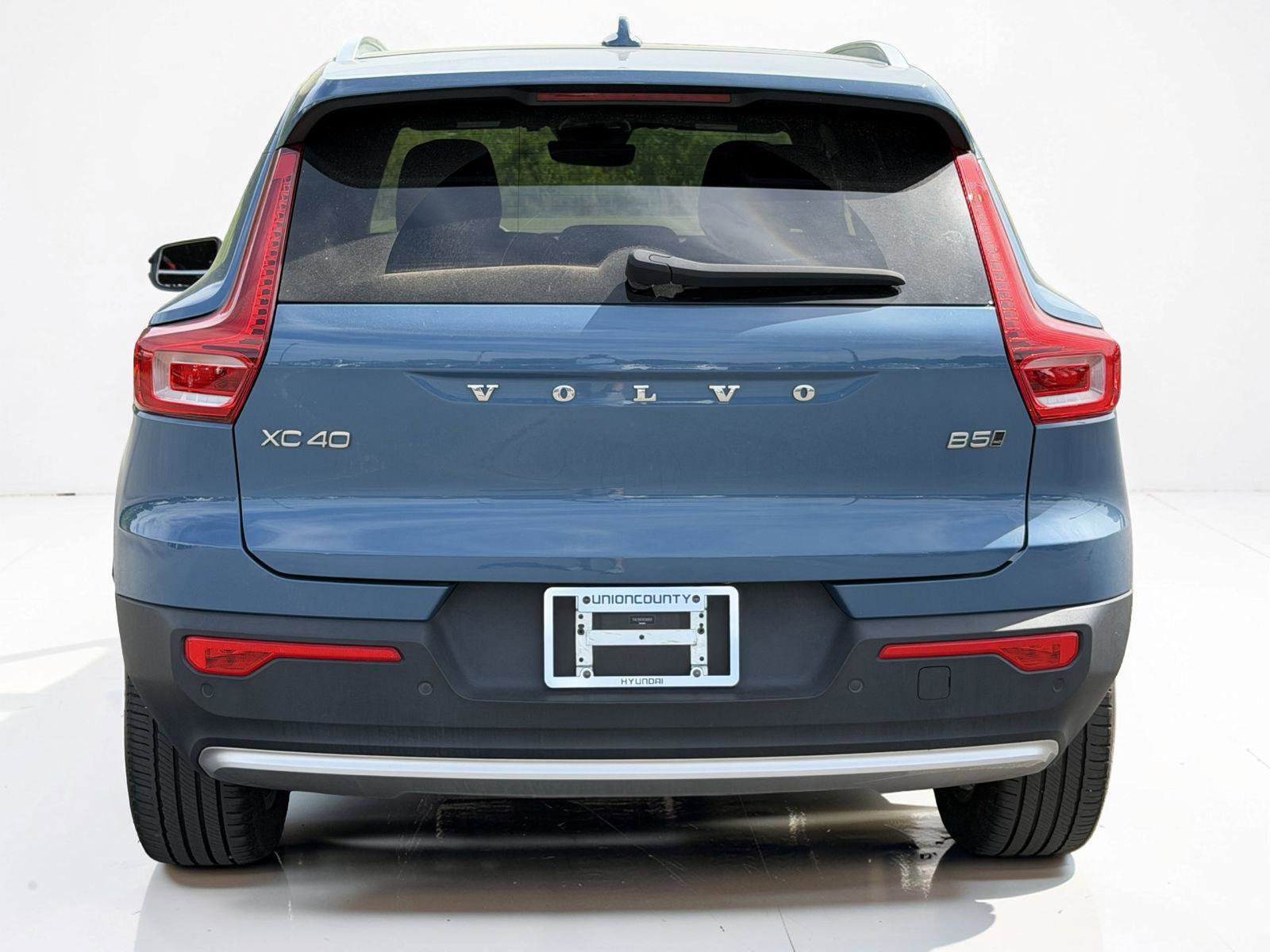 Used 2024 Volvo XC40 B5 Core image 3