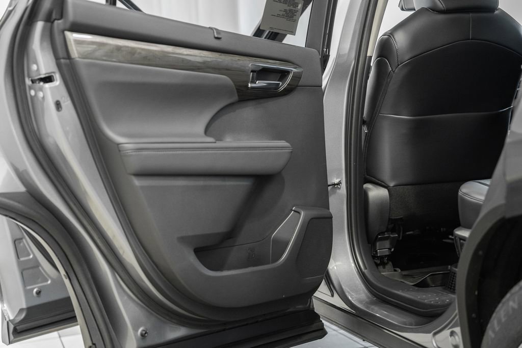 New 2026 Toyota Highlander Platinum image 41