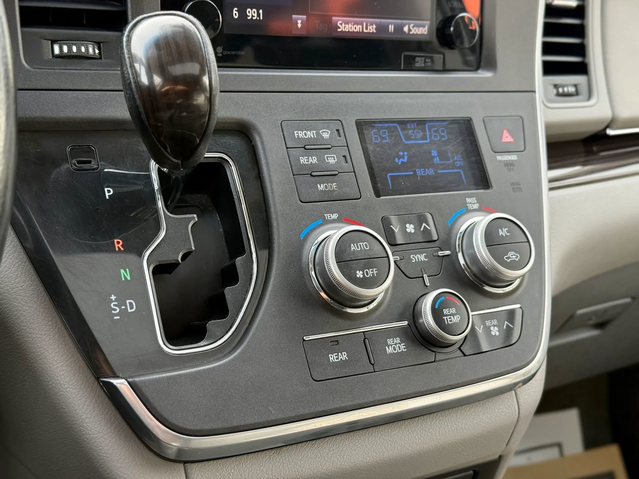 Used 2015 Toyota Sienna XLE w/ XLE Navigation Package AWD/4WD image 12