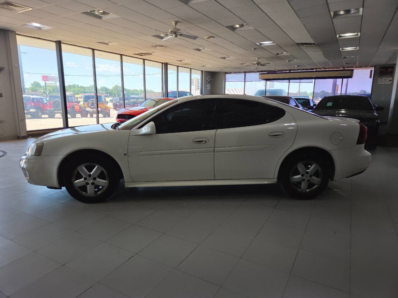 Used 2008 Pontiac Grand Prix w/ Premium Package FWD image 4