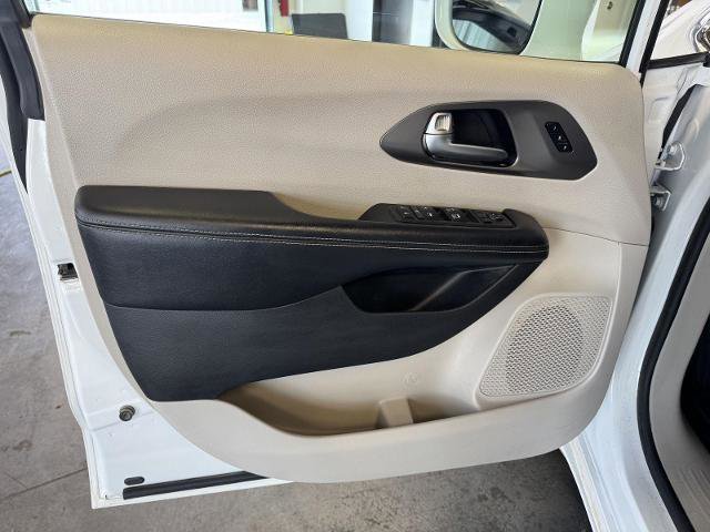 Used 2022 Chrysler Pacifica Touring-L image 16