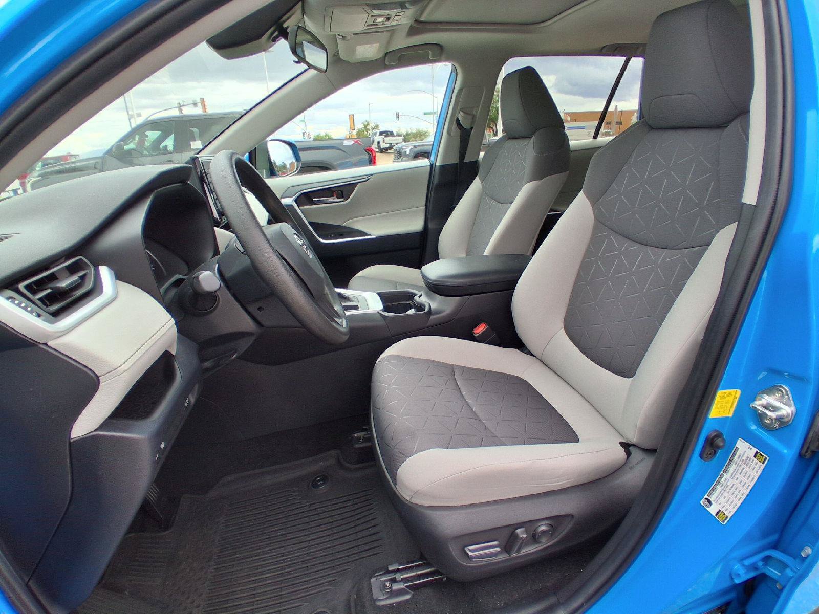 Used 2020 Toyota RAV4 XLE w/ Convenience Package FWD image 14