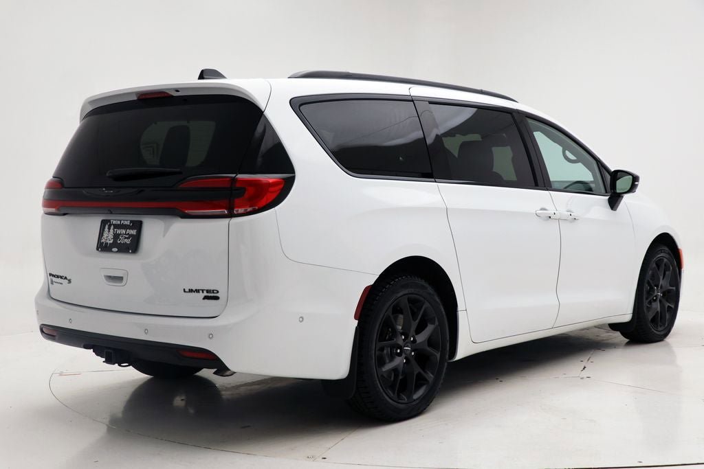 Used 2024 Chrysler Pacifica Limited w/ S Appearance Package image 9