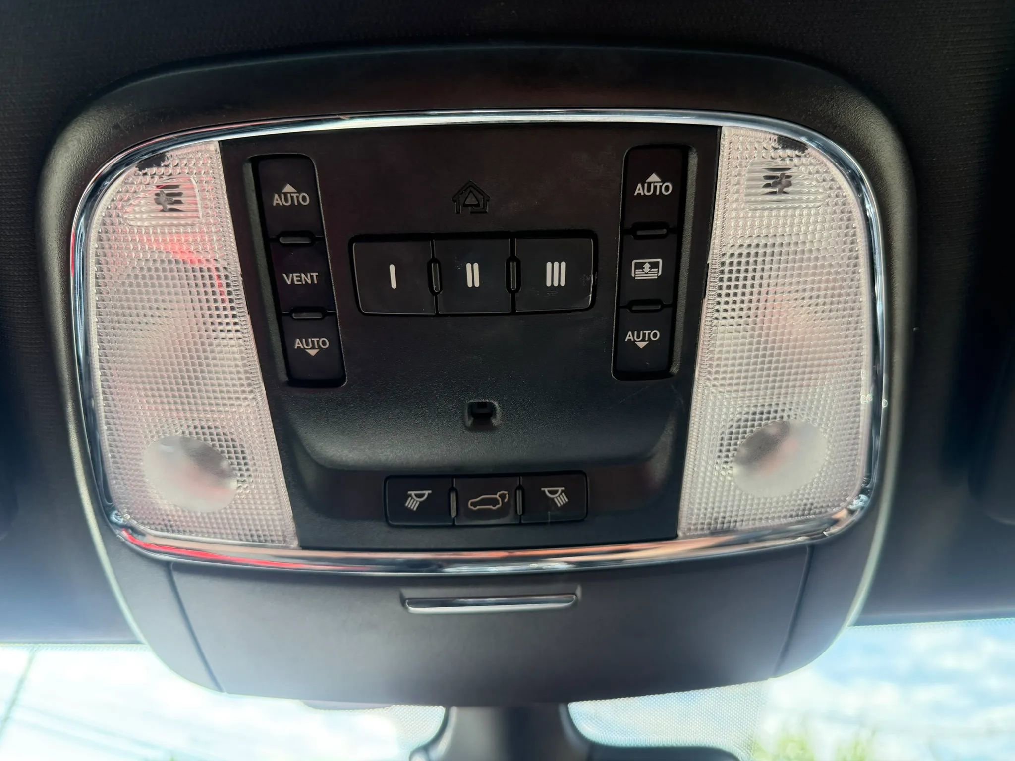 Used 2018 Jeep Grand Cherokee Overland AWD/4WD image 27