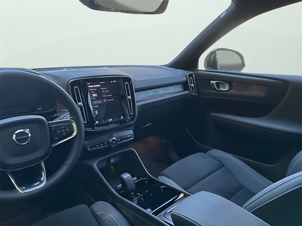 Used 2023 Volvo XC40 Recharge Plus image 28