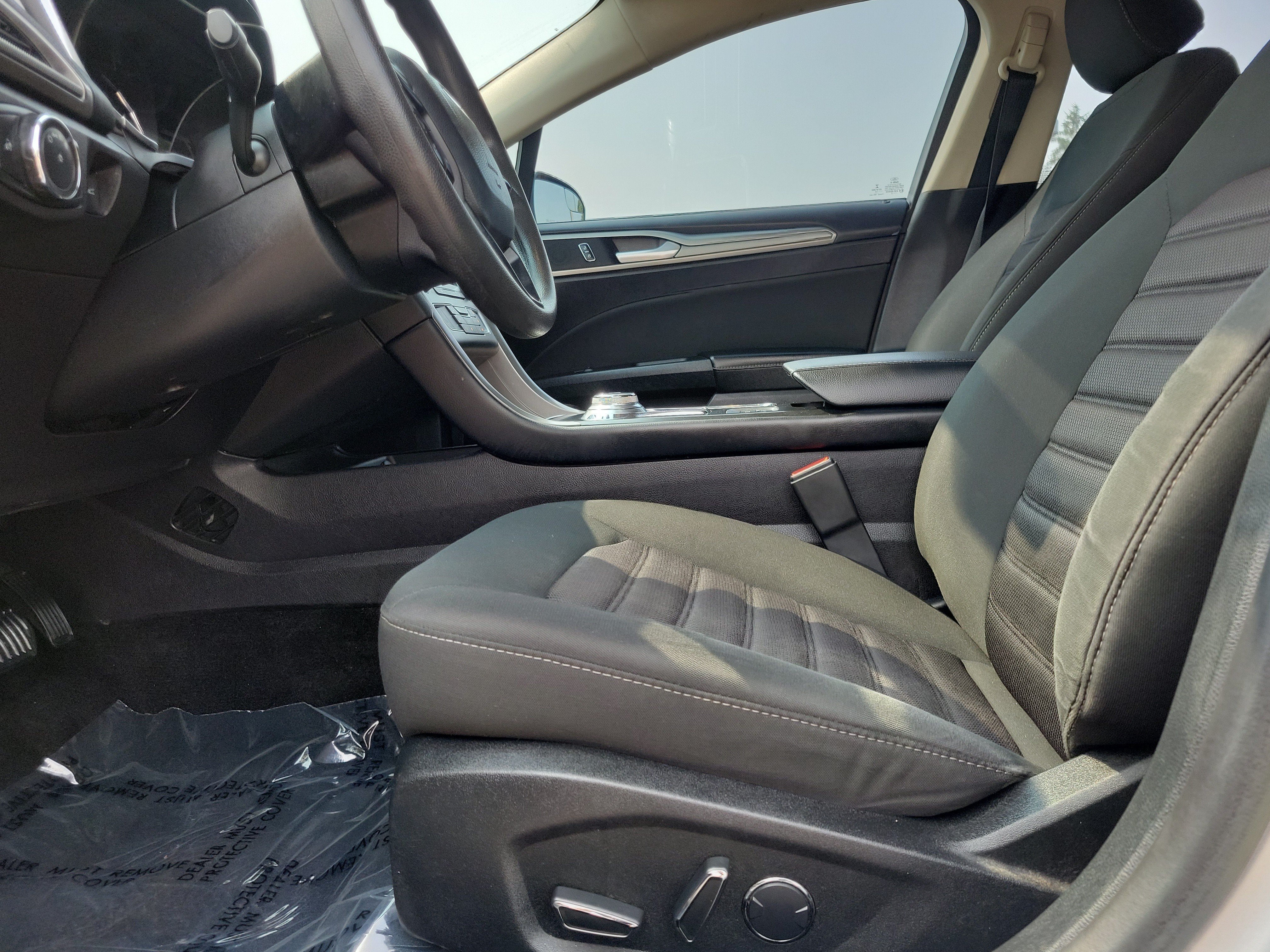 Used 2018 Ford Fusion SE FWD image 16