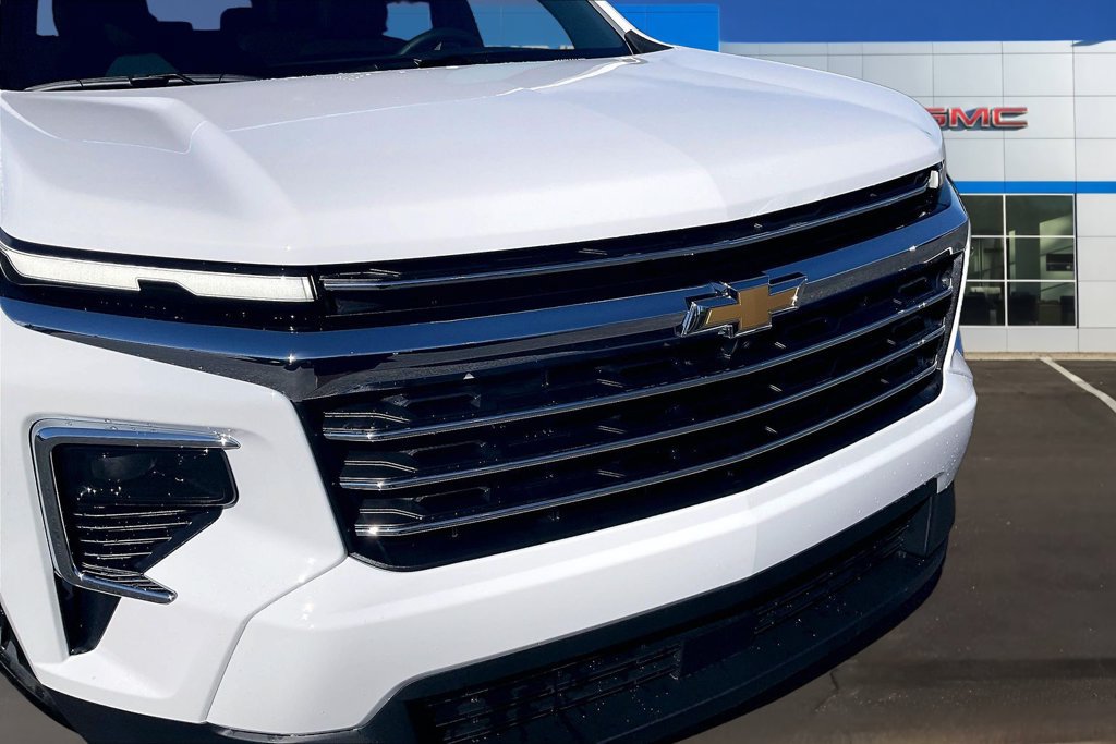 New 2027 Chevrolet Traverse LT w/ Driver Confidence Package FWD image 16