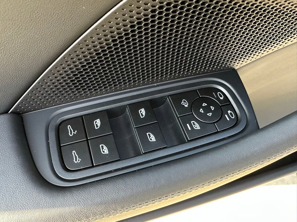 Used 2026 Porsche Panamera image 20