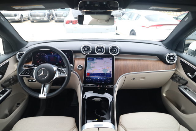 Used 2025 Mercedes-Benz GLC 300 image 14