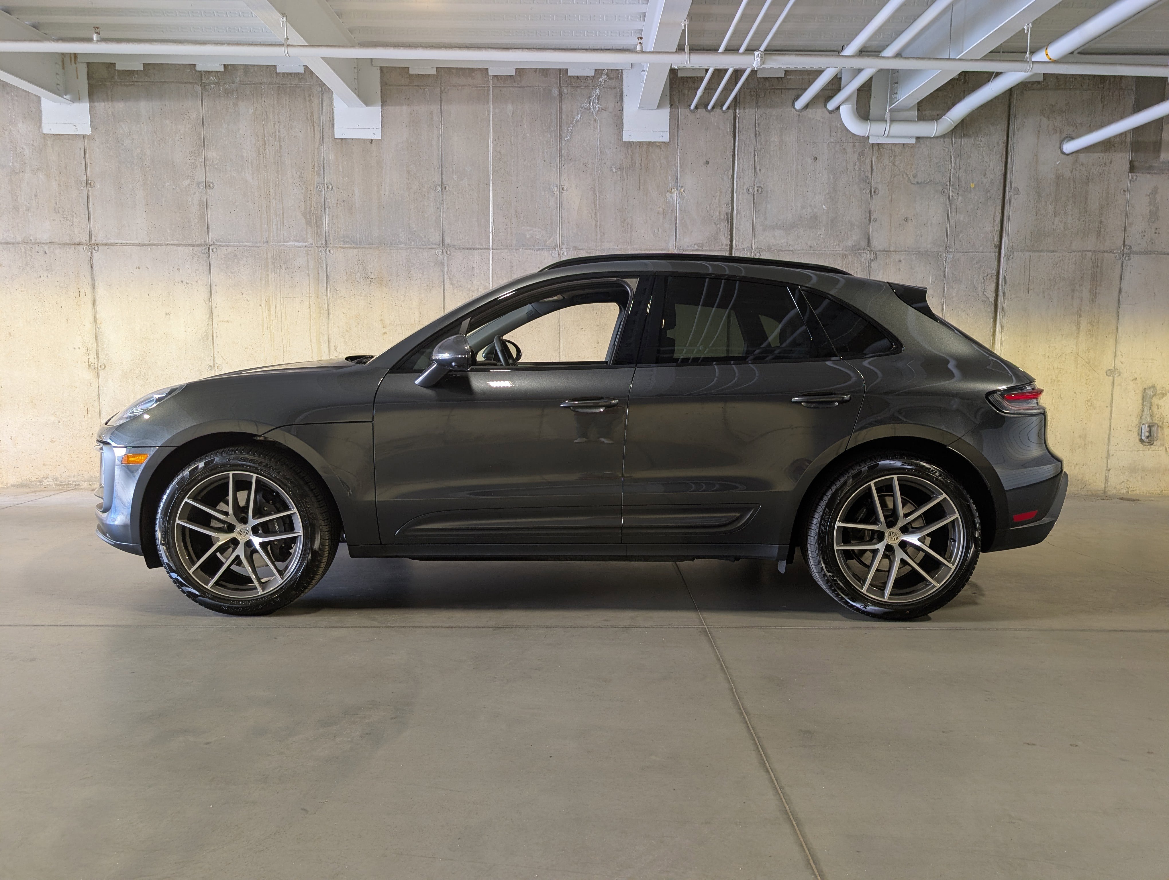 Certified 2025 Porsche Macan image 2