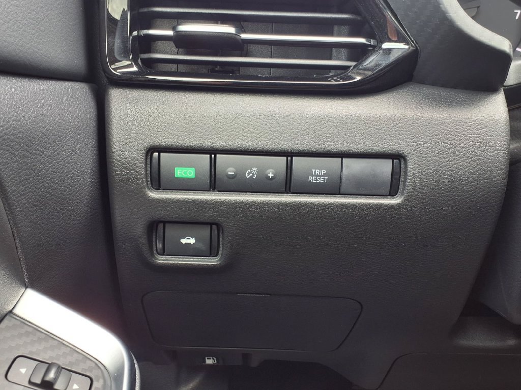 Used 2025 Nissan Sentra SR w/ SR Premium Package FWD image 25
