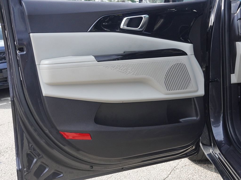 Used 2024 Kia Carnival EX image 21