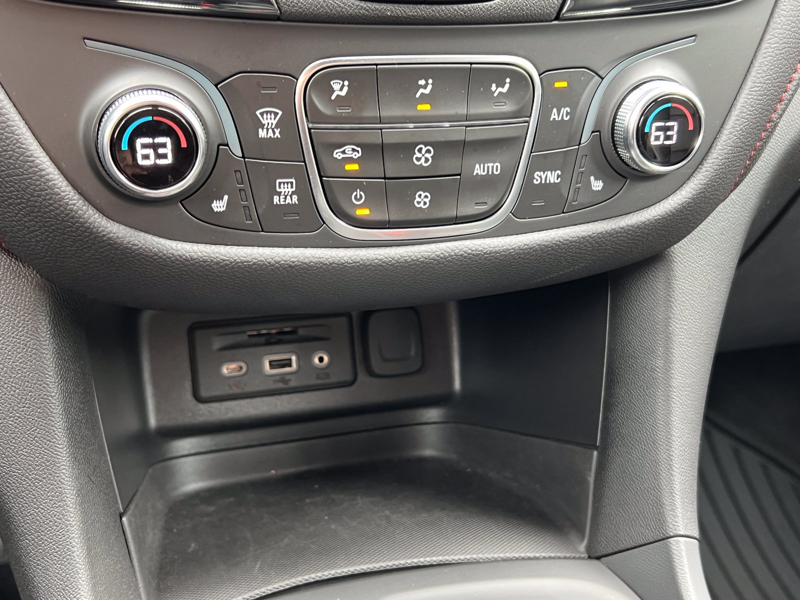 Used 2024 Chevrolet Equinox RS w/ RS Leather Package AWD/4WD image 28