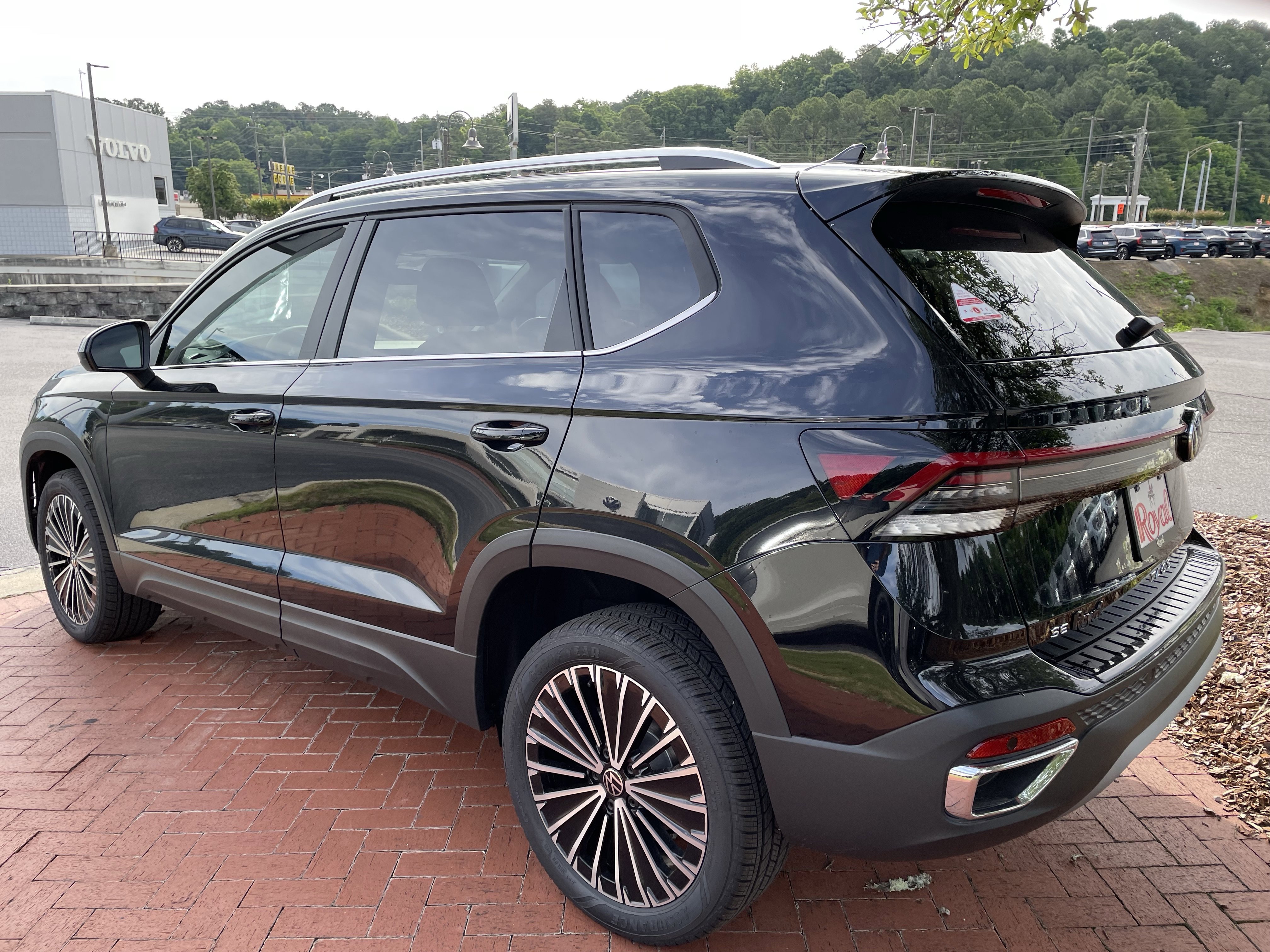 New 2026 Volkswagen Taos SE FWD image 6
