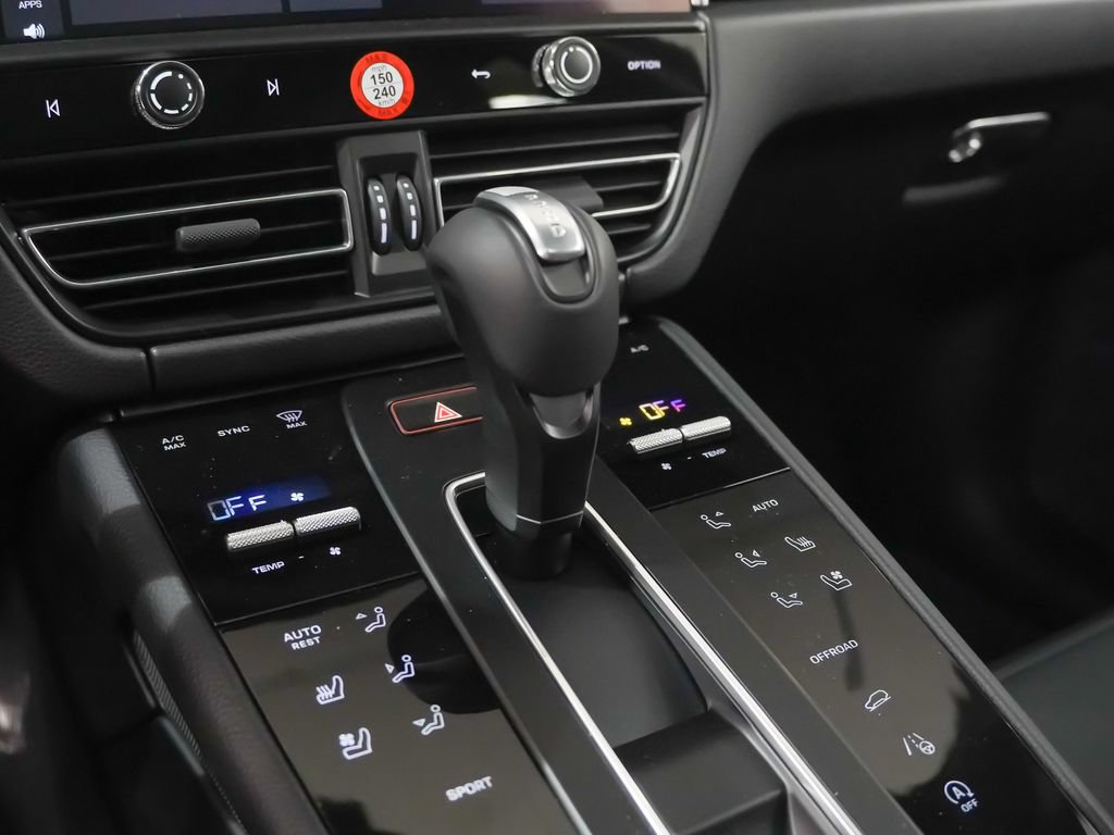 Certified 2026 Porsche Macan AWD/4WD image 32
