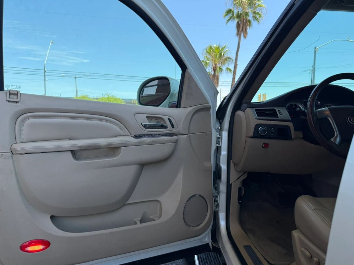 Used 2014 Cadillac Escalade Luxury AWD/4WD image 37