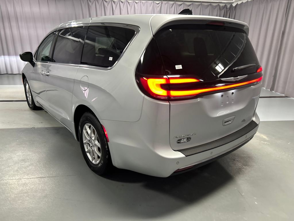 Used 2024 Chrysler Pacifica Touring-L FWD image 5