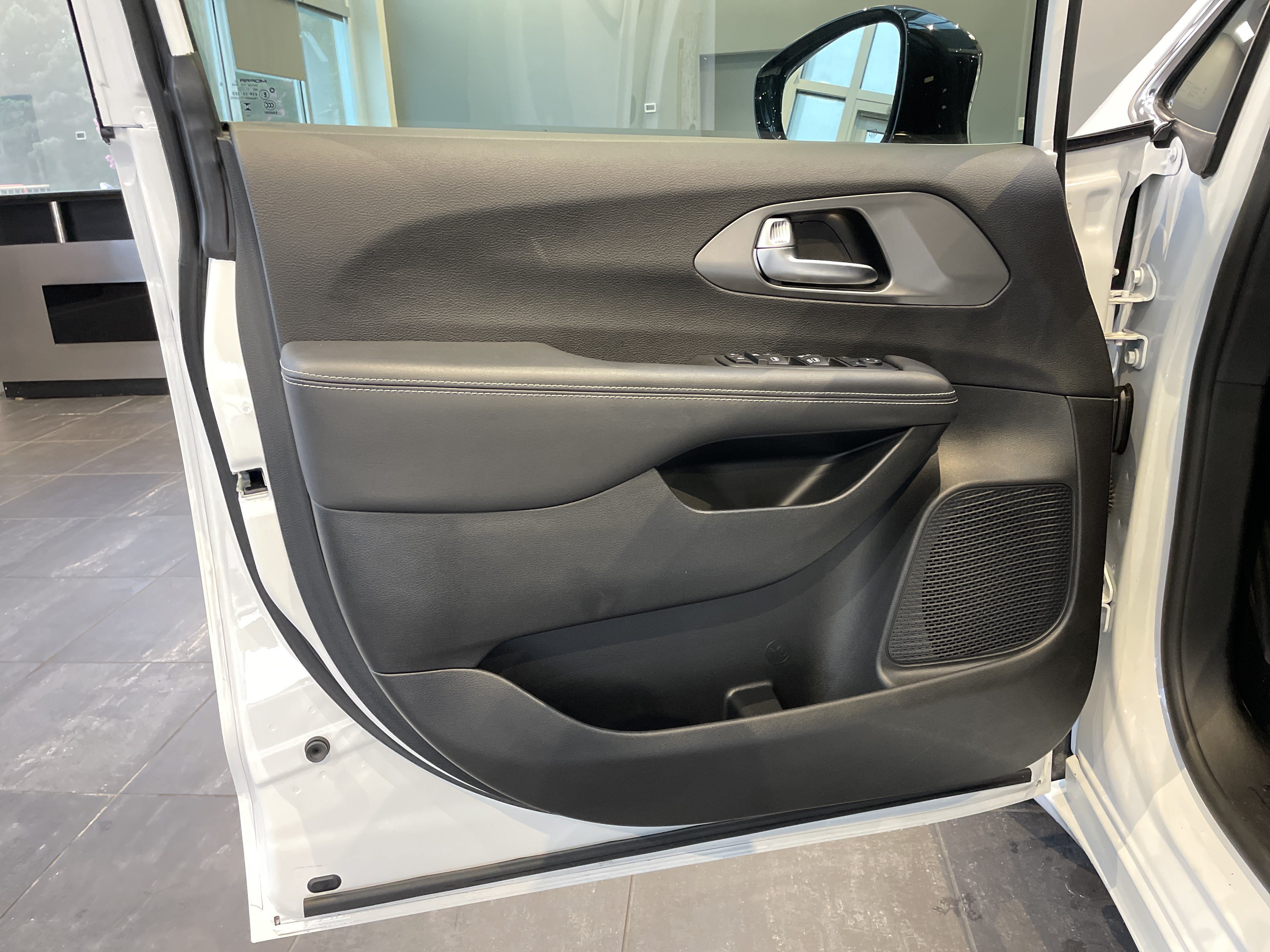 Used 2025 Chrysler Voyager LX FWD image 14