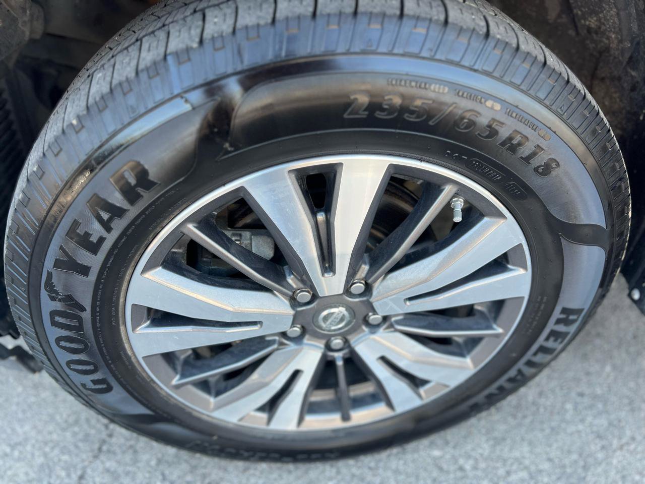 Used 2017 Nissan Pathfinder SV image 2