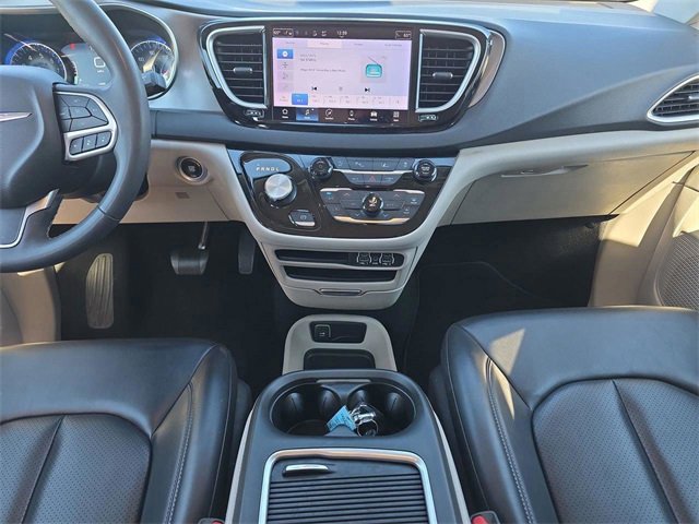 Used 2023 Chrysler Pacifica Touring-L image 17