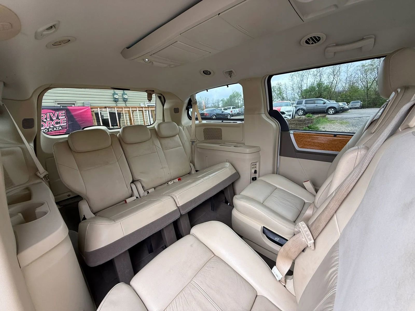 Used 2009 Chrysler Town & Country Limited w/ Entertainment Group #3 image 16