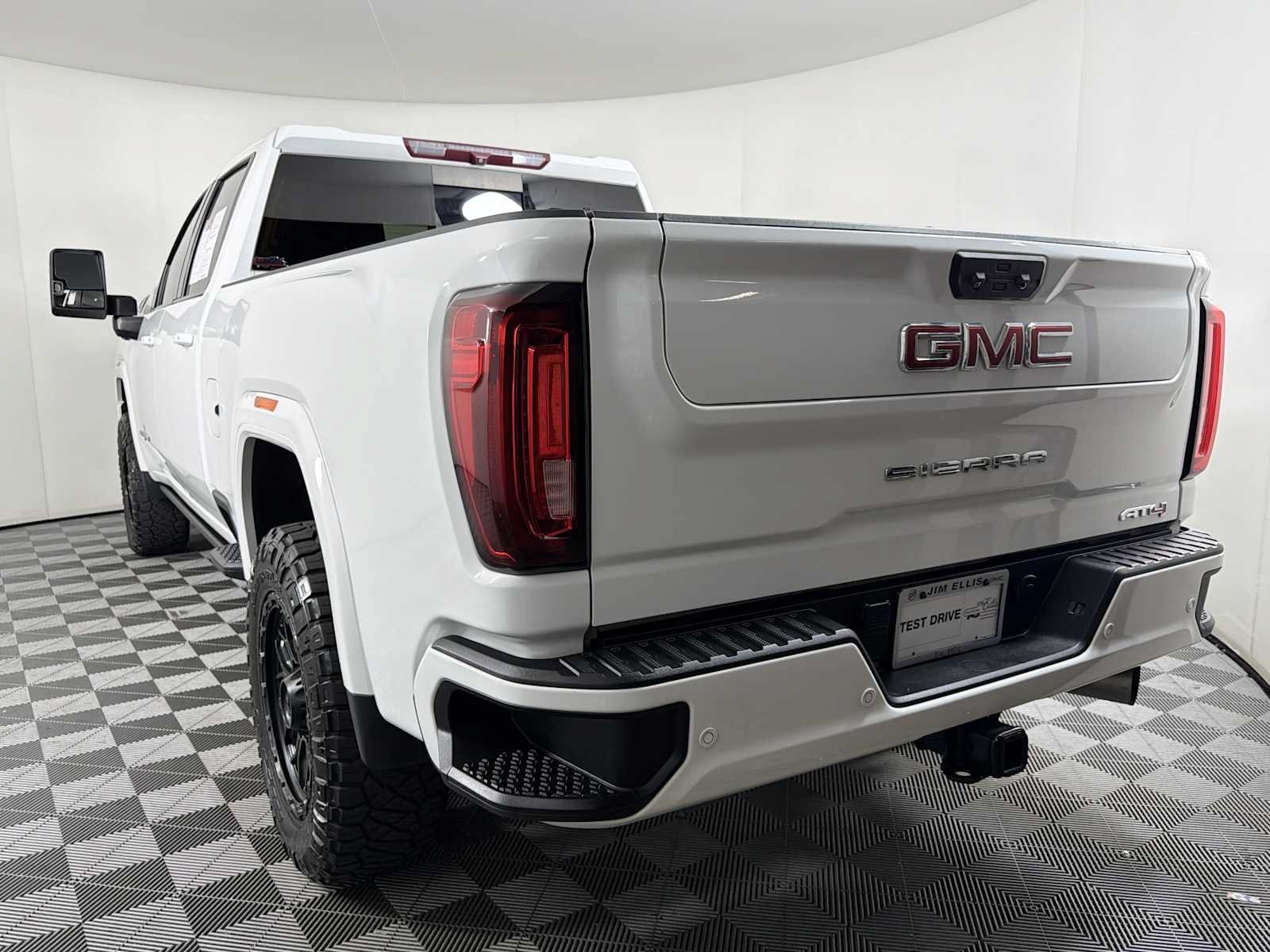 Used 2022 GMC Sierra 2500 AT4 w/ AT4 Preferred Package AWD/4WD image 4
