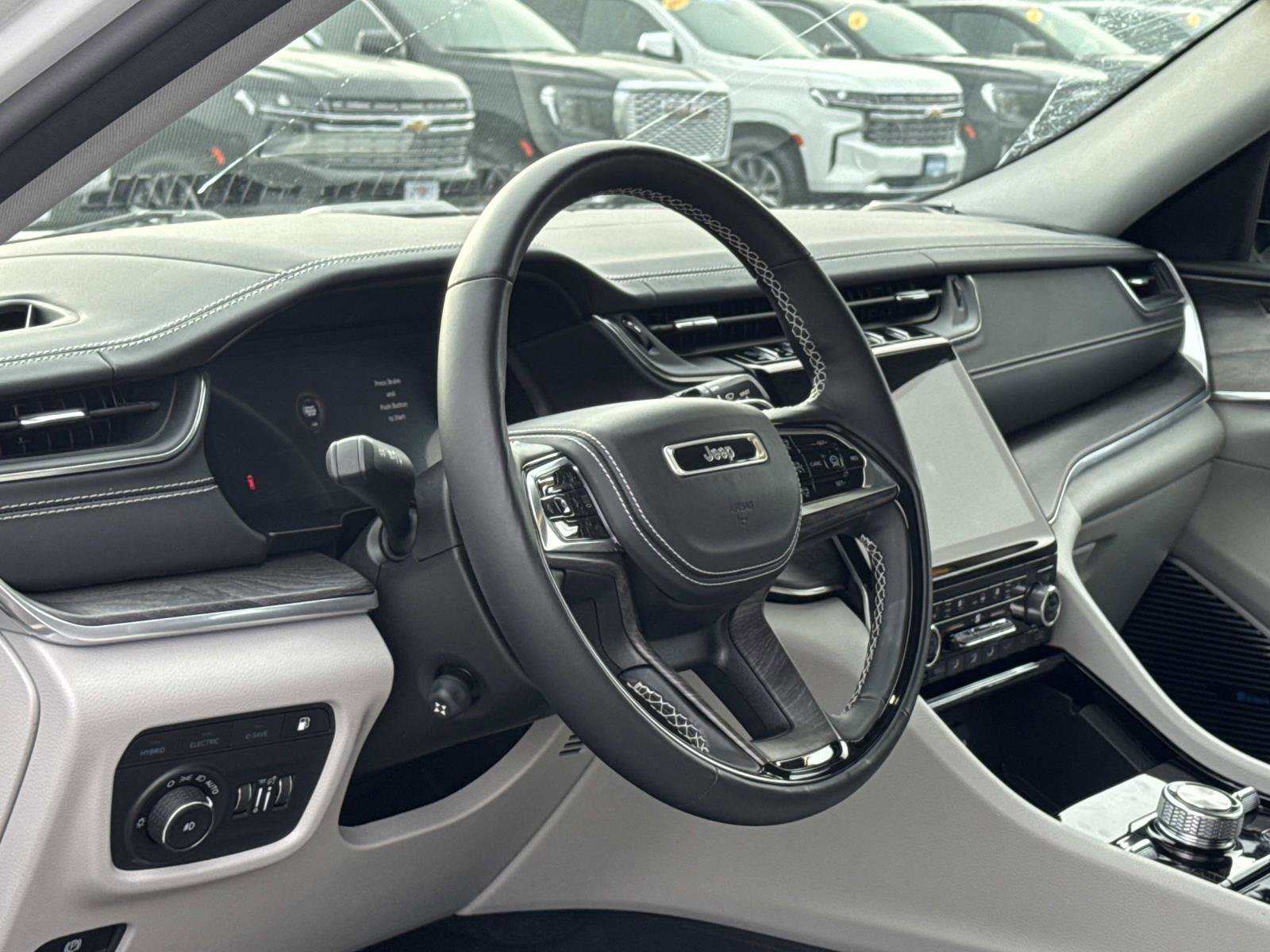 Used 2022 Jeep Grand Cherokee Overland w/ Advanced Protech Group III image 11