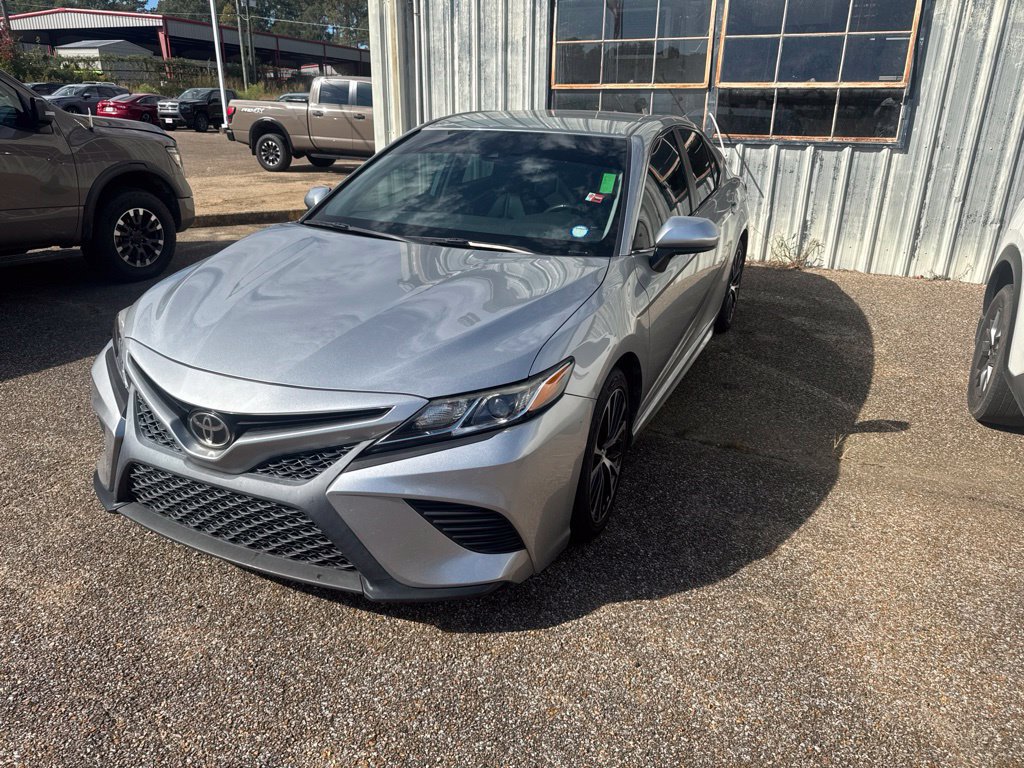 Used 2020 Toyota Camry SE FWD image 1