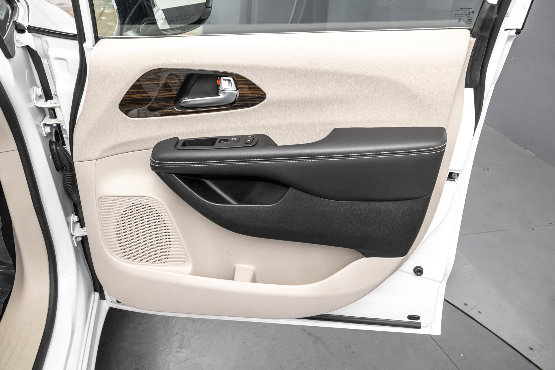 Used 2023 Chrysler Pacifica Limited FWD image 42