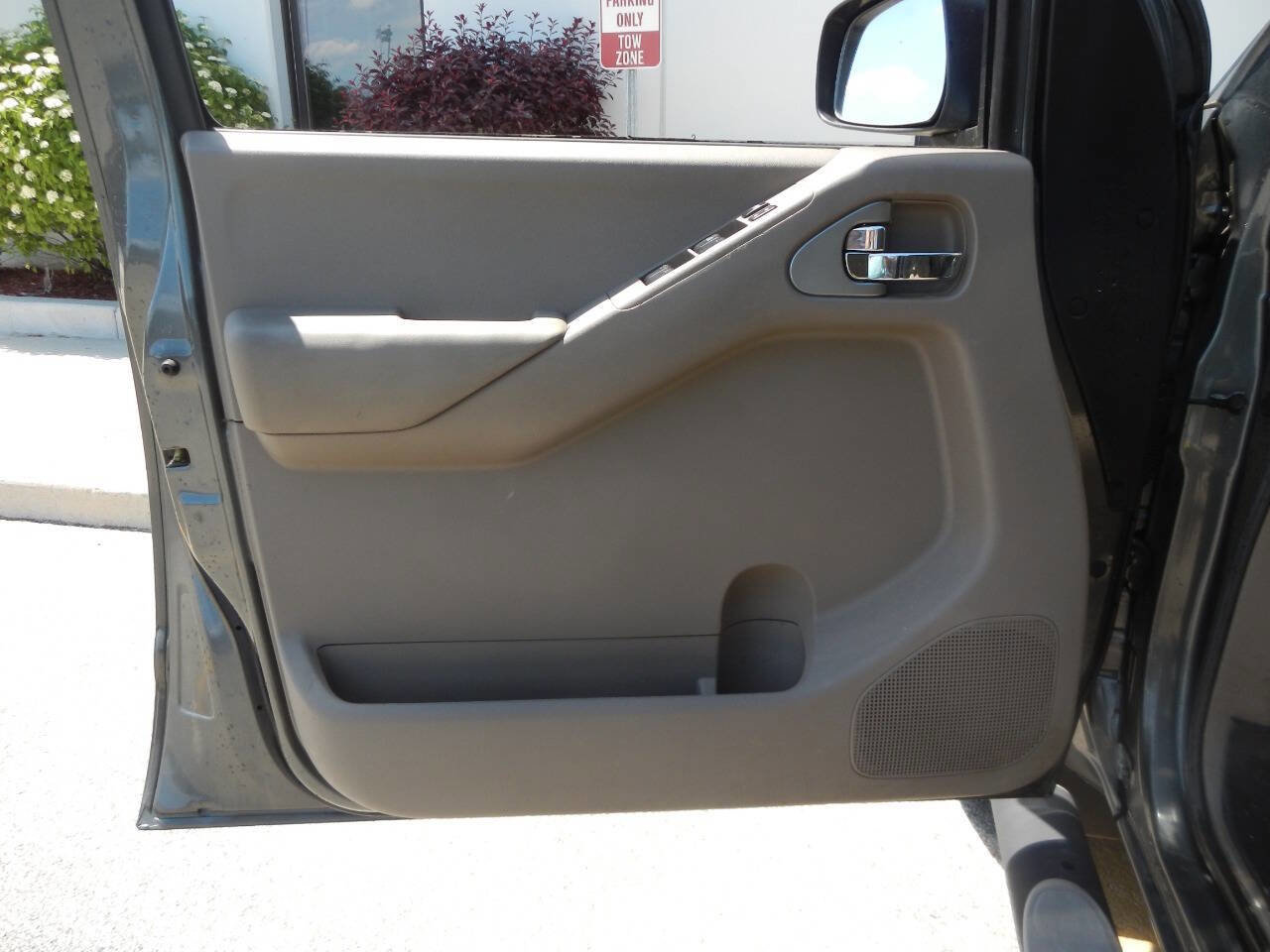 Used 2009 Nissan Frontier SE w/ SE Value Truck Pkg AWD/4WD image 25