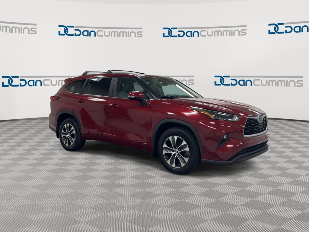 Used 2023 Toyota Highlander XLE AWD/4WD image 2