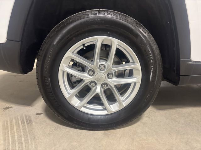 Used 2025 Jeep Grand Cherokee Laredo X w/ Luxury Tech Group I image 28