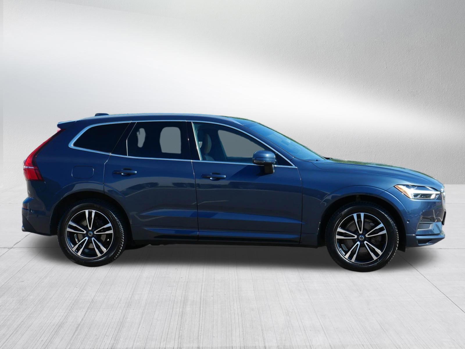 Used 2018 Volvo XC60 T6 Momentum w/ Vision Package AWD/4WD image 7