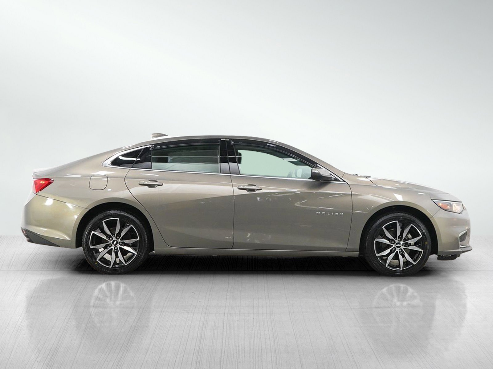 Used 2017 Chevrolet Malibu LT w/ Leather Package FWD image 6
