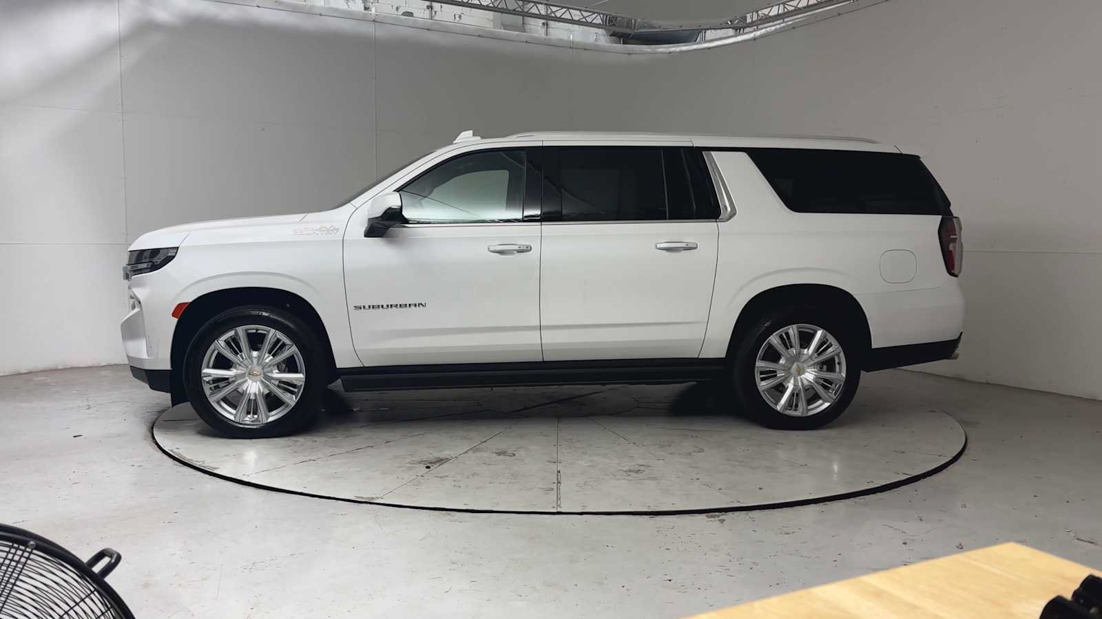 Used 2024 Chevrolet Suburban High Country w/ Premium Package AWD/4WD image 9