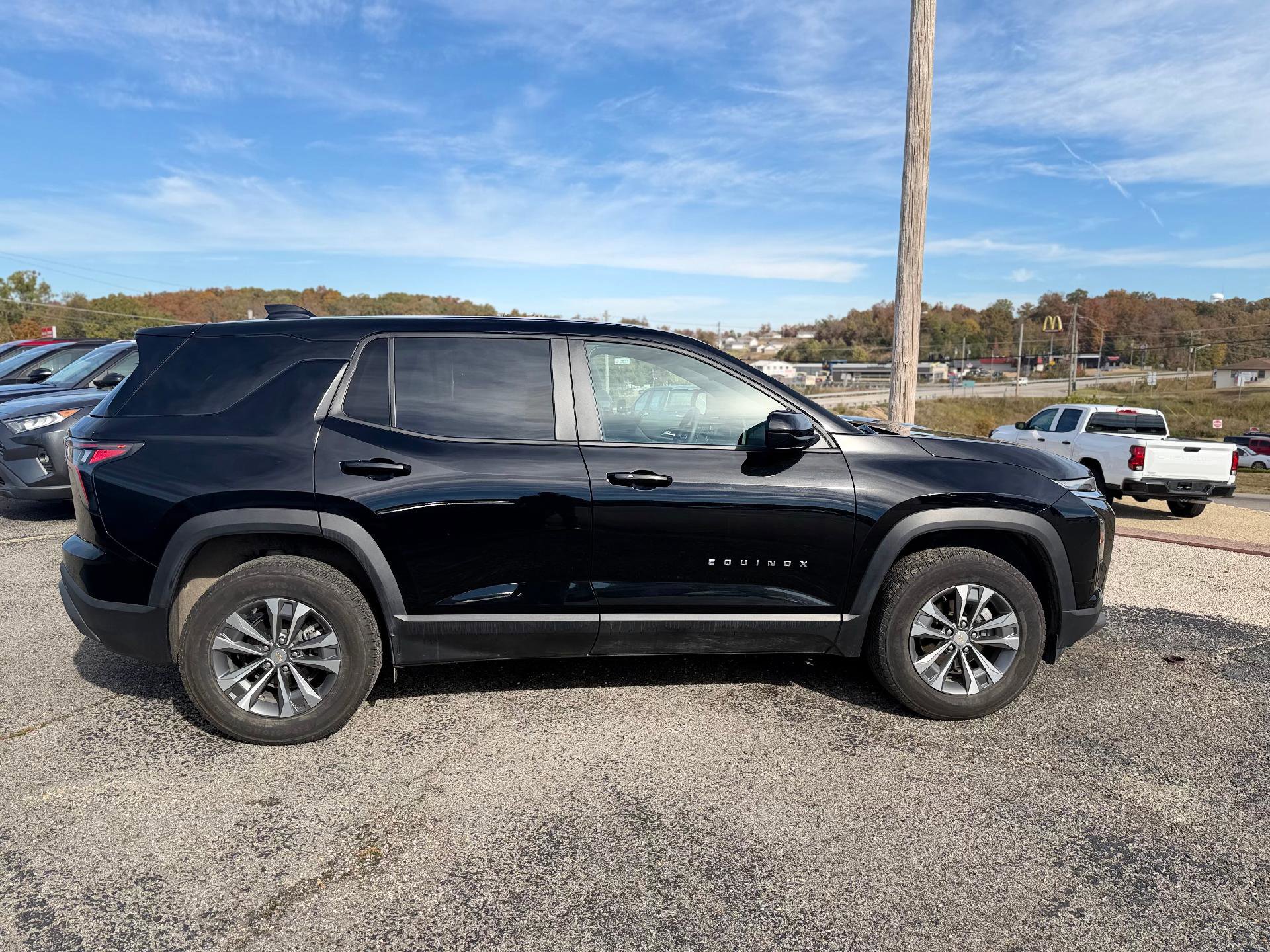 Used 2025 Chevrolet Equinox LT image 2
