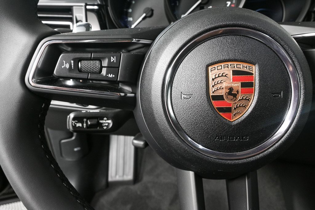 Certified 2025 Porsche Macan image 9