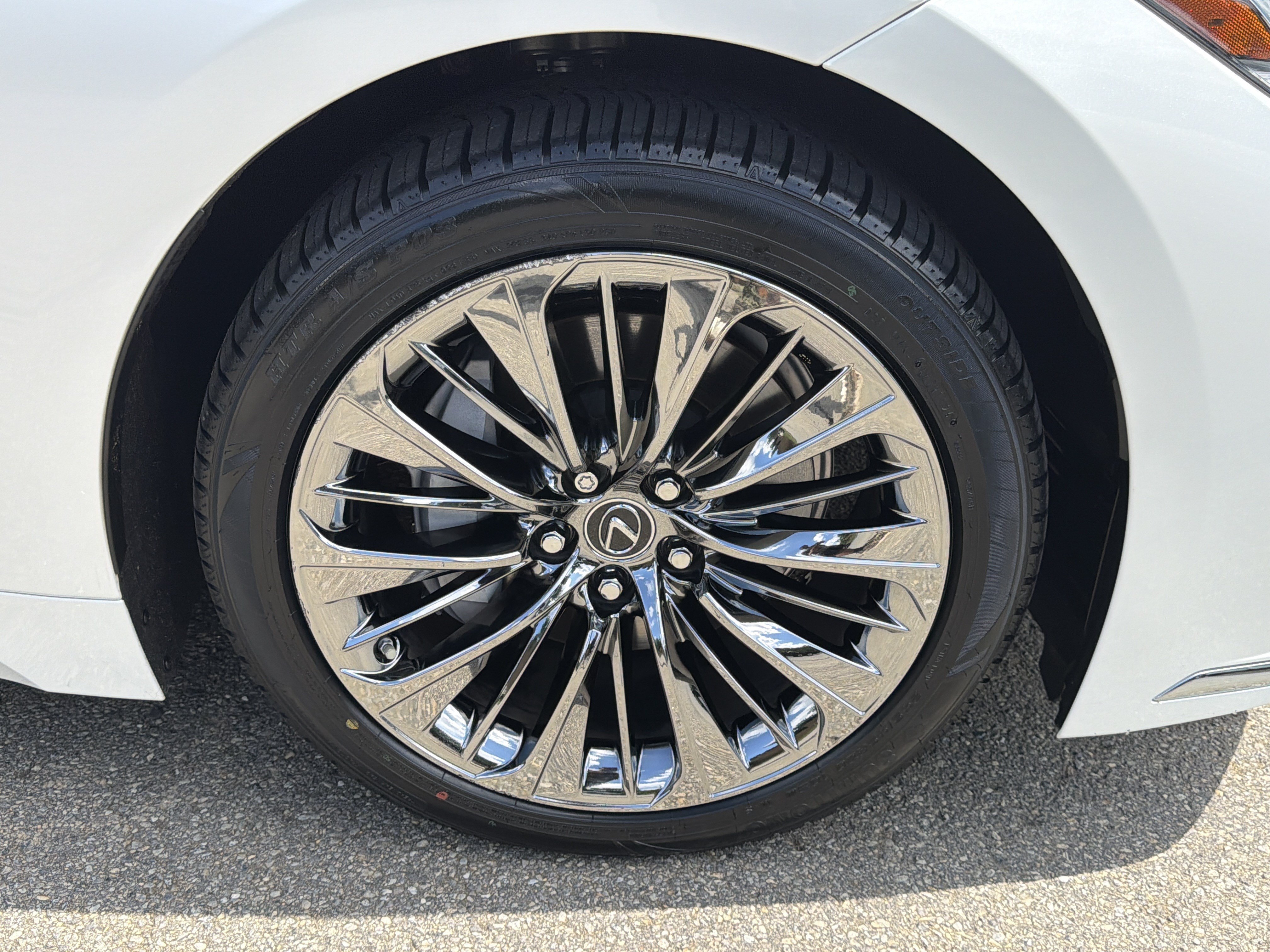 Used 2021 Lexus LS 500 w/ Accessory Package (Z2) RWD image 12
