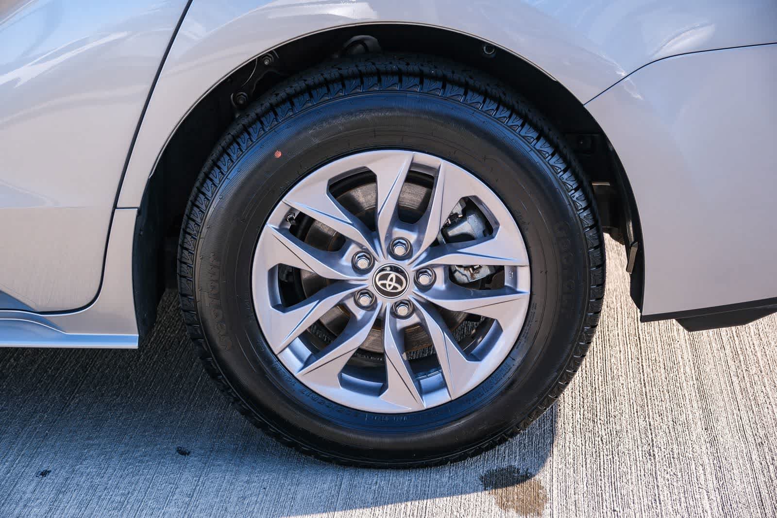 Certified 2024 Toyota Sienna XLE FWD image 9