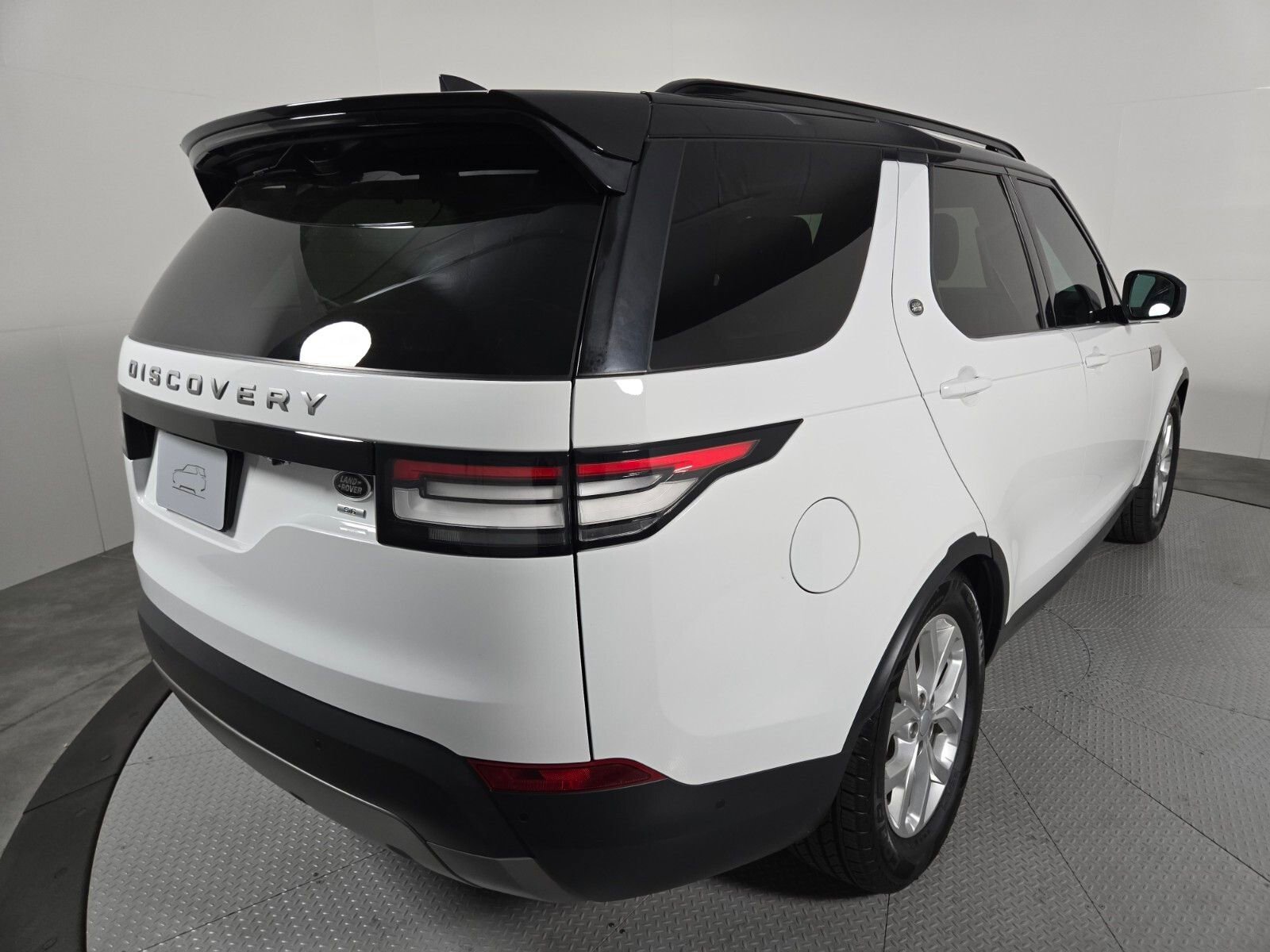Used 2020 Land Rover Discovery SE AWD/4WD image 2
