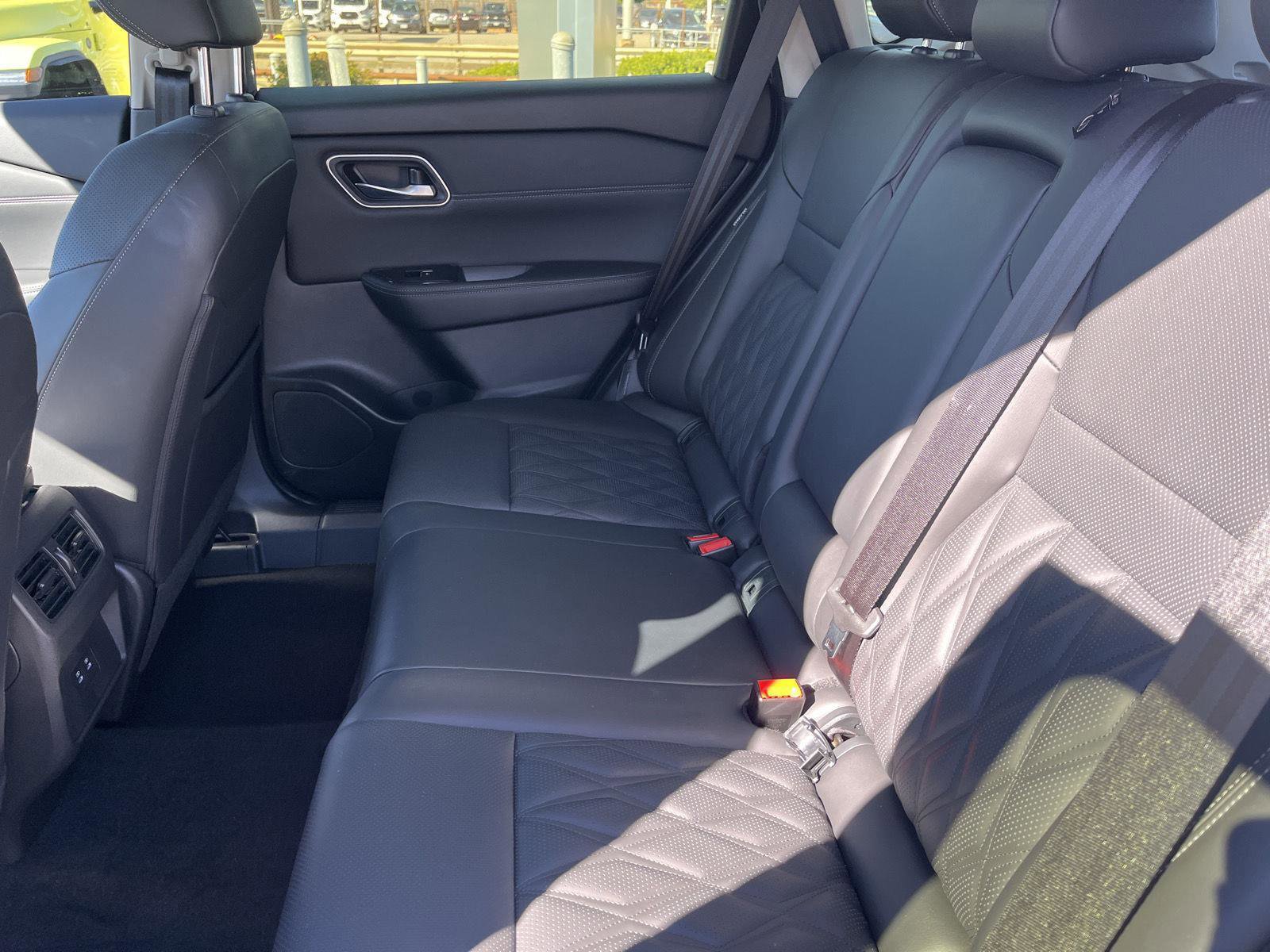 Used 2024 Nissan Rogue Platinum image 11