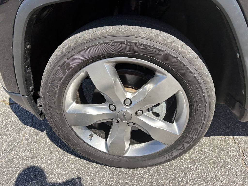 Used 2013 Jeep Grand Cherokee Overland w/ Trailer Tow Group IV RWD image 17