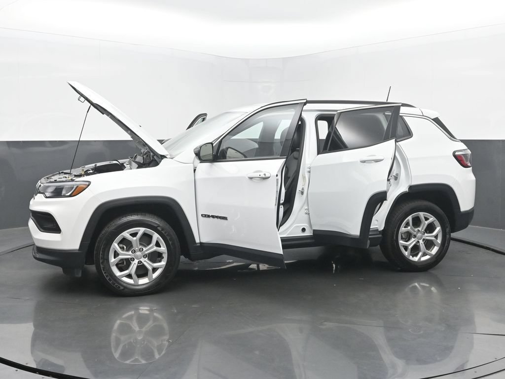 Used 2024 Jeep Compass Latitude AWD/4WD image 57