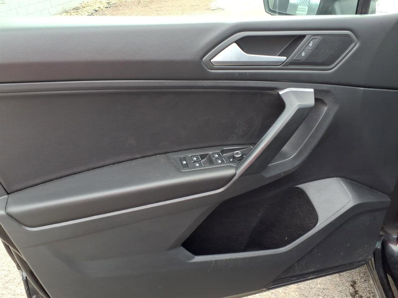 Used 2021 Volkswagen Tiguan SE image 6