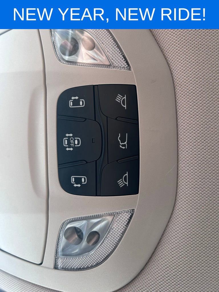 Used 2022 Chrysler Voyager LX image 20