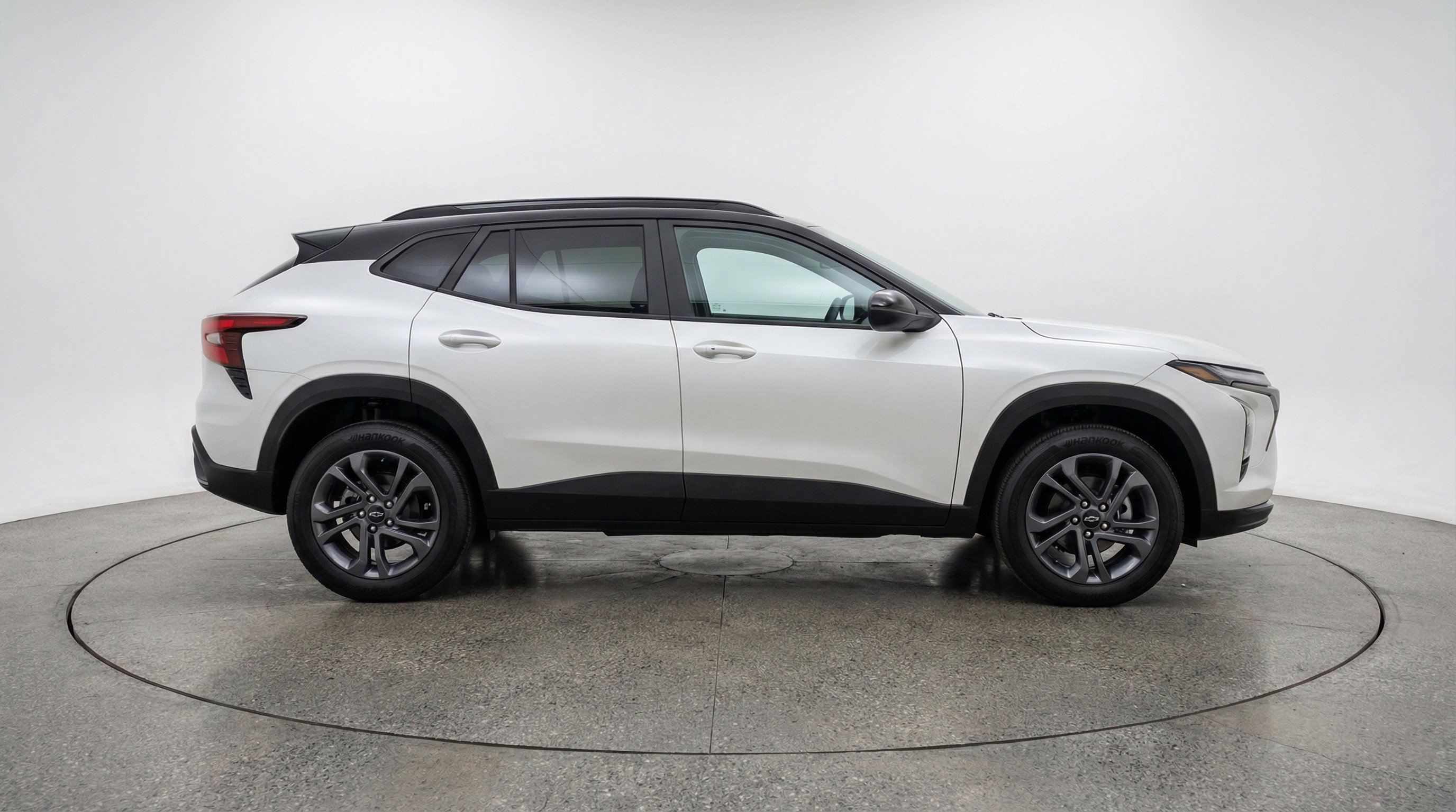 Used 2025 Chevrolet Trax LT FWD image 11