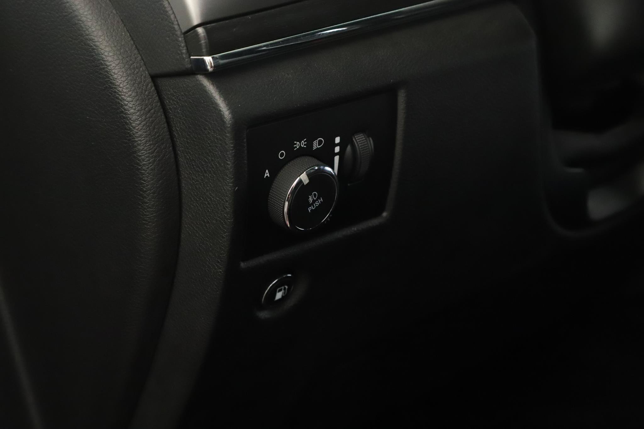 Used 2018 Jeep Grand Cherokee Limited AWD/4WD image 9
