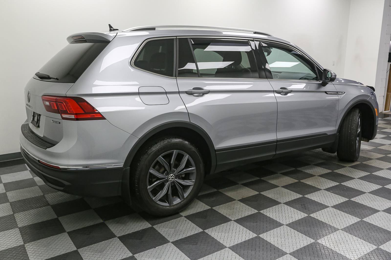 Certified 2023 Volkswagen Tiguan SE AWD/4WD image 10