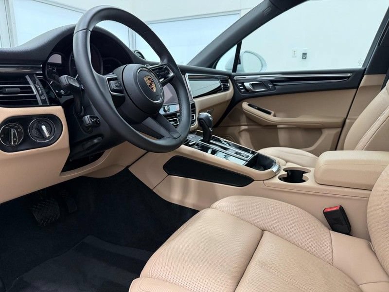 Certified 2025 Porsche Macan AWD/4WD image 4